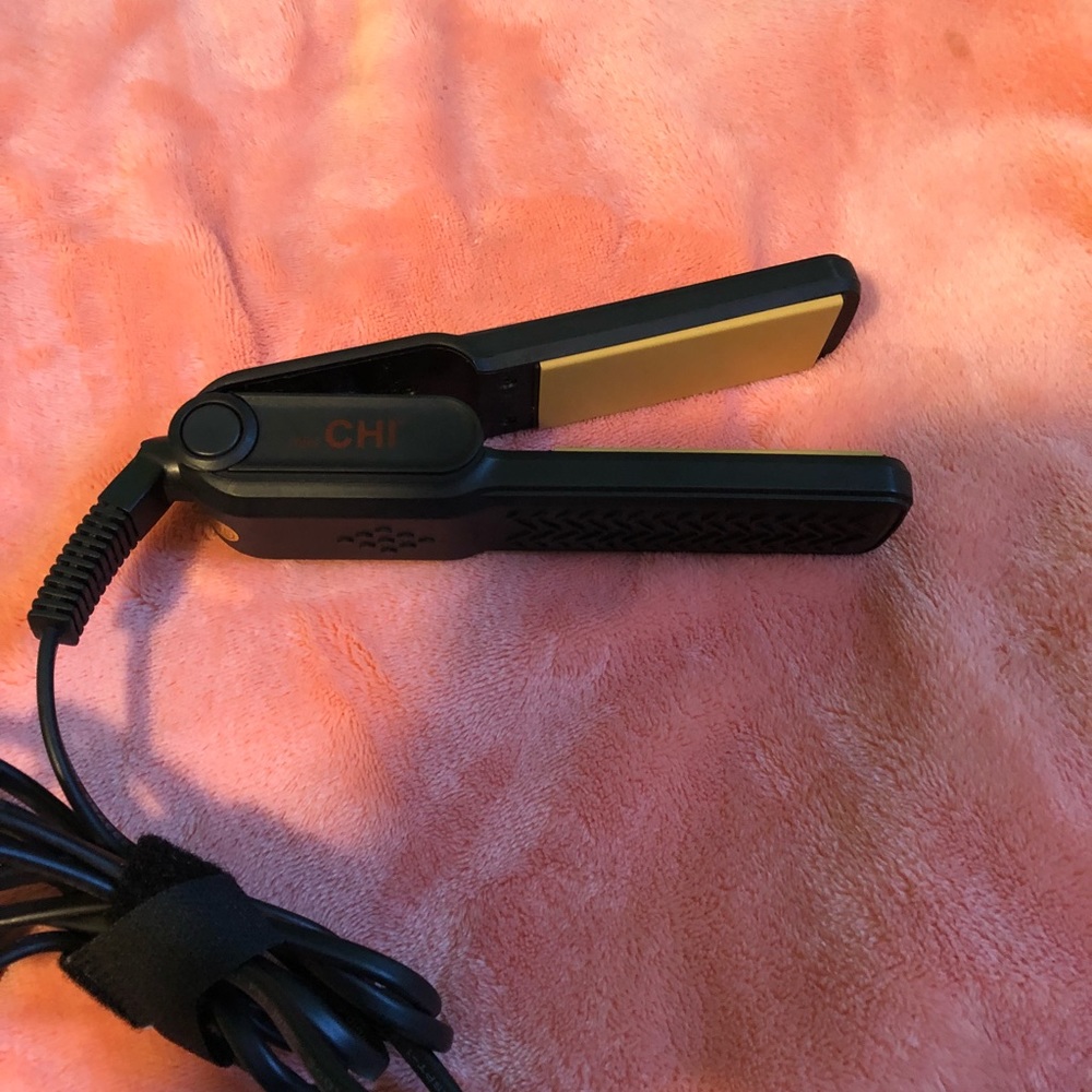 ⭐️1.5 in mini chi hair straightener💋